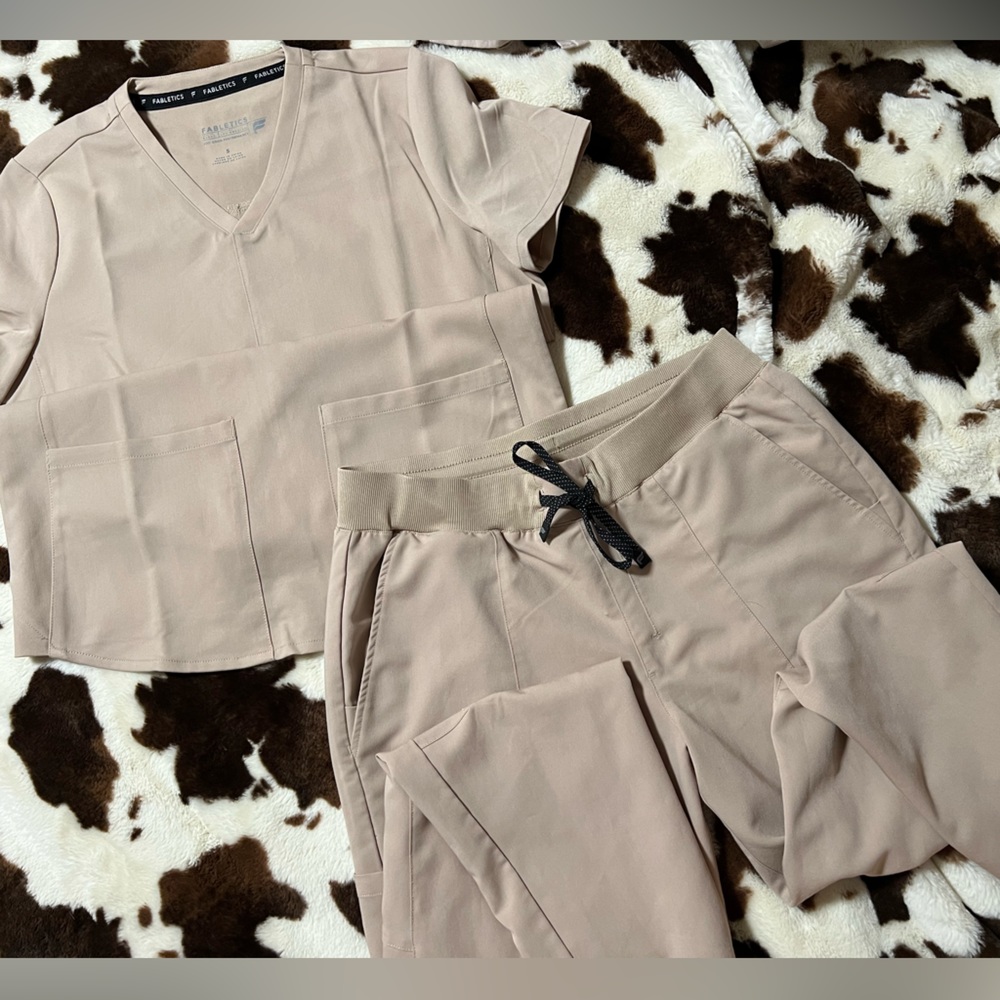 Fabletics’s scrub set new